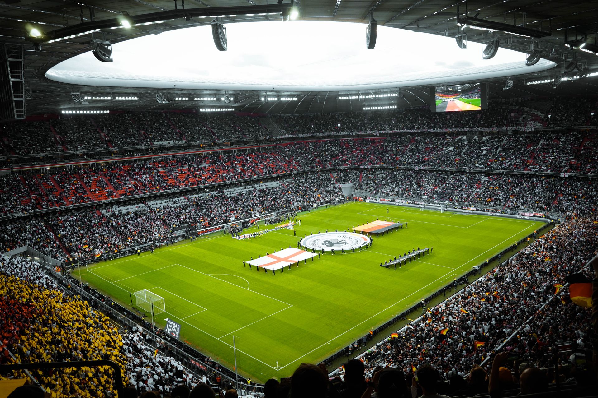 WM 2026 live streamen mit IPTV in Deutschland – Fußballstadion bei Nacht
